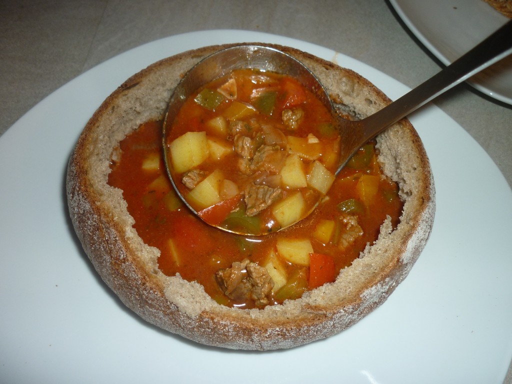 Aus dem Suppentopf: Gulaschsuppe im Brotlaib – Essen ohne Grenzen