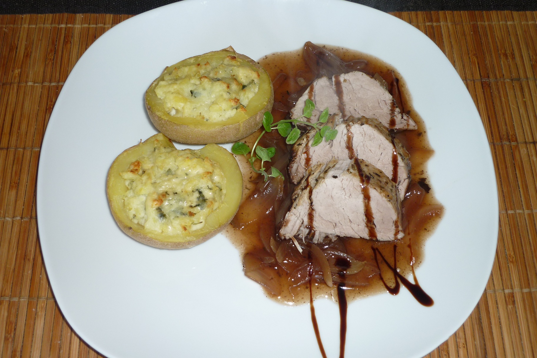 Gorgonzola-Kartoffeln und Schweinefilet mit Balsamico-Sauce – Essen ...